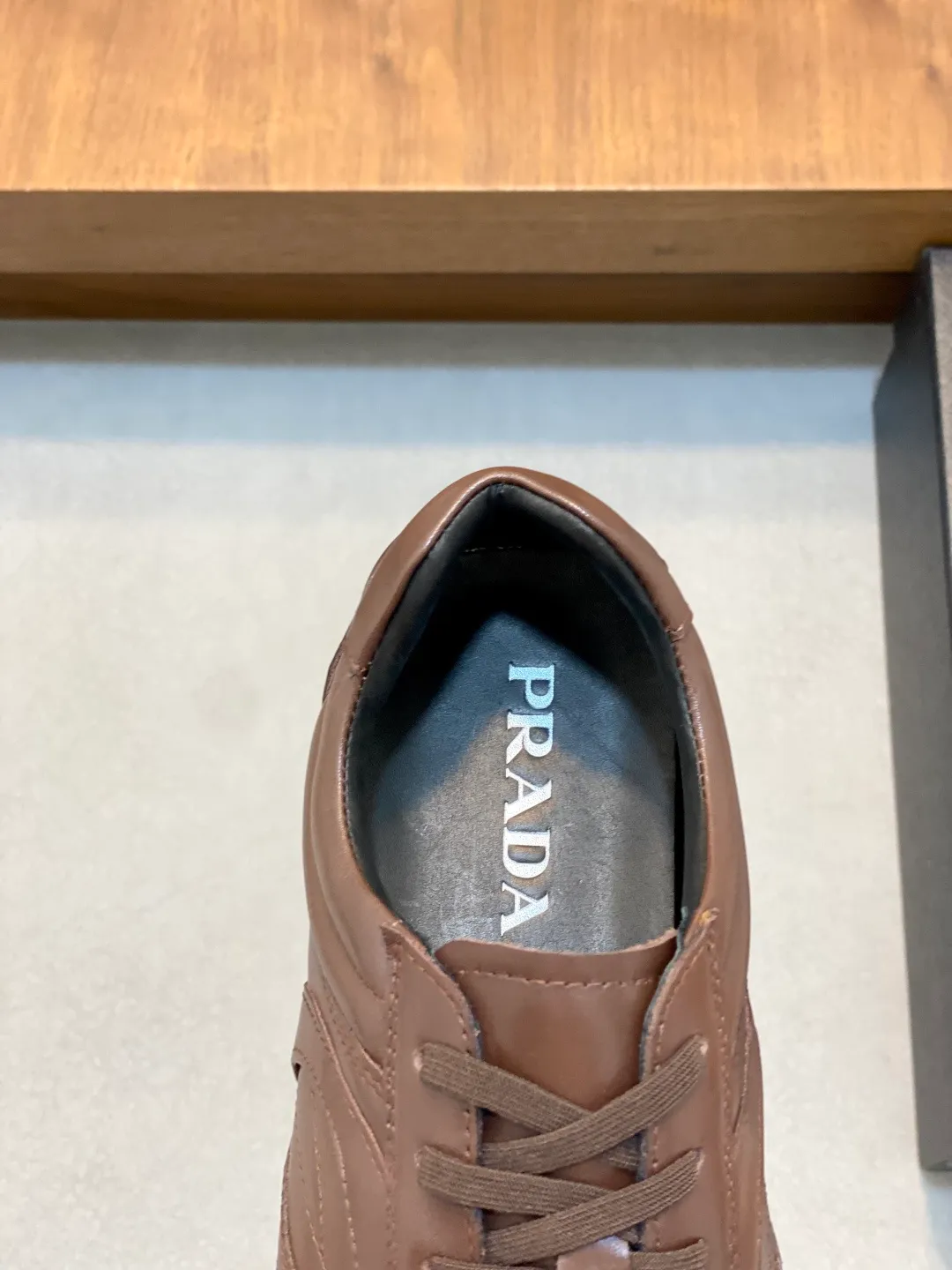 Men's Men's Shoes 💰800 Prada/Prada Men's Leather Casual Sports Shoes, a hot product made in Guangzhou! Made of imported calfskin splicing upper, three-dimensional geometric segmentation, precision manufacturing, uniform stitching, leather texture at a glance, multi-color splicing, fashionable and generous, soft, comfortable and breathable, decorated with PRADA letter logo on the outside, classic letter logo on the tongue, fabric strap on the heel, P family's classic sports shoe type, with fabric lining, silver logo cowhide foot pads, and P family's exclusive rubber outsole. The details are carefully crafted, making it a versatile item for travel! Comes with original box and dust bag! Multiple colors available! Size: 39-40-41-42-43-44 standard leather shoe size (38, 45 customized ¥)